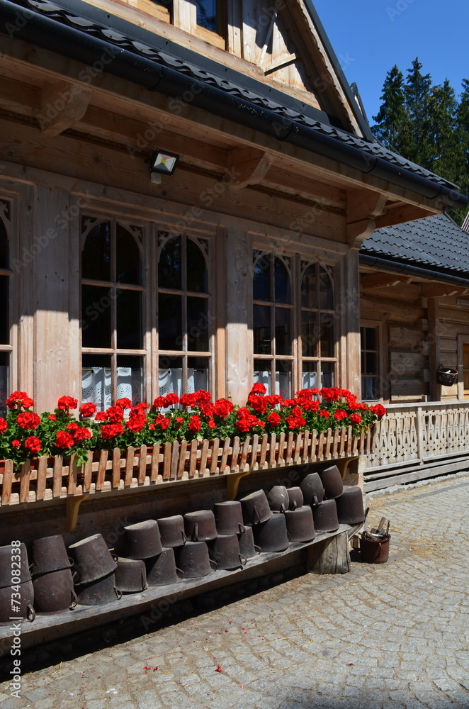 Piękny góralski dom drewniany, Zakopane, Polska - obrazy, fototapety, plakaty 