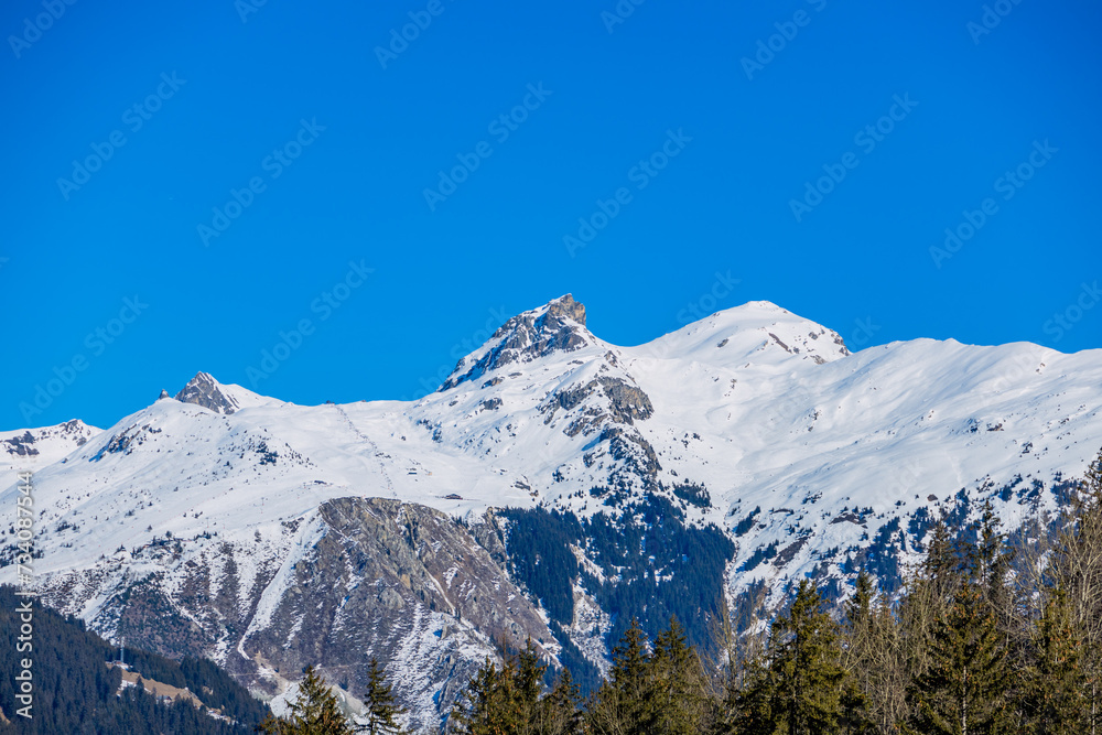 Montagnes autour de la station de Courchevel 1850 dans les Alpes