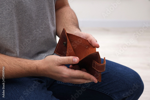 Fényképezés Man with empty wallet at home, closeup