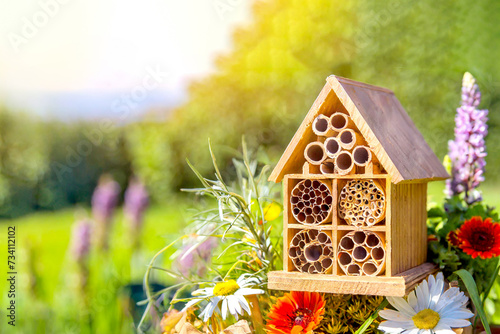 Bienenhotel, Insektenhotel zum Schutz für Insekten und Bienen  photo