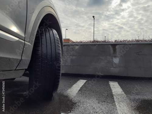 Battistrada usurato di uno pneumatico della macchina in inverno photo