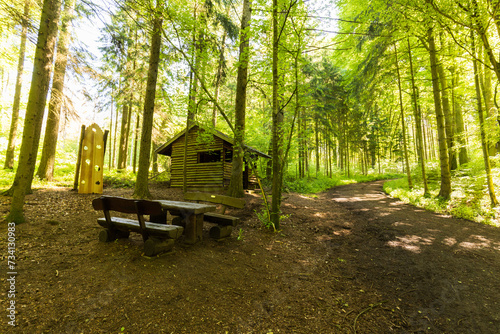 Schutzhütte am Wanderweg im Wald