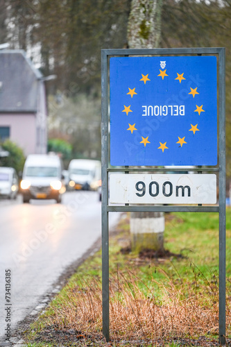 route pays frontiere signalisation europe europeen manifestation agriculteur panneaux a l'envers Belgique photo