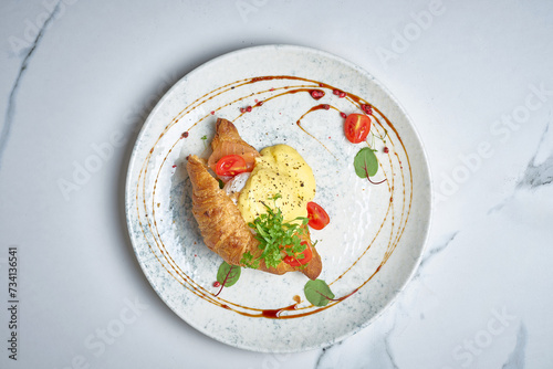 Croissant with poached egg and hollandaise sauce