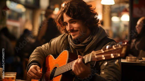 Dans un café animé, un artiste de rue joue de la guitare, captivant le public avec sa musique envoûtante et son énergie vibrante.