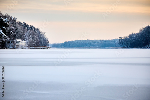 Ein gefrorener See im Winter