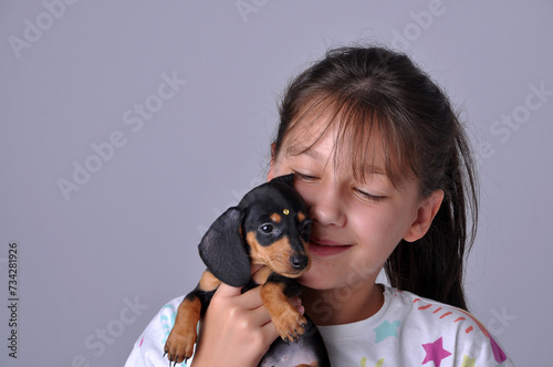 menina sorridente feliz com filhote de Dachshund, cachorro fofo, amor canino