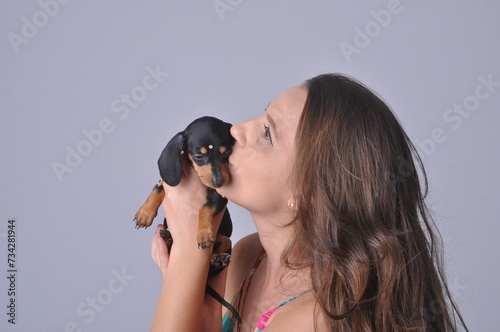 beldade mulher com filhote de cachorro raça pura filhote de Dachshund lindo e fofo  photo