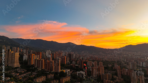 Foto aérea sobre un atardecer maravilloso en la ciudad de Medellín