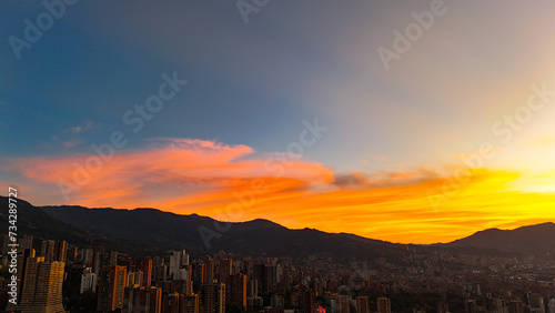 Foto aérea sobre un atardecer maravilloso en la ciudad de Medellín	