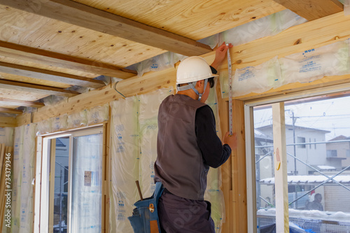 建築現場で作業をしている男性