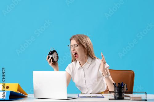 Angry young businesswoman w...