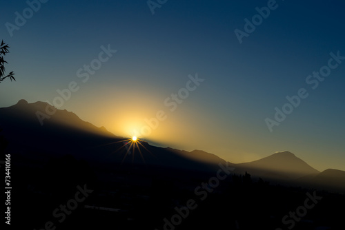 Foto del solsticio de invierno. Vista de los volcanes mexicanos en el amanecer del invierno de diciembre. Iztaccihuatl y Popocatepetl. Las primeras horas del dia. photo