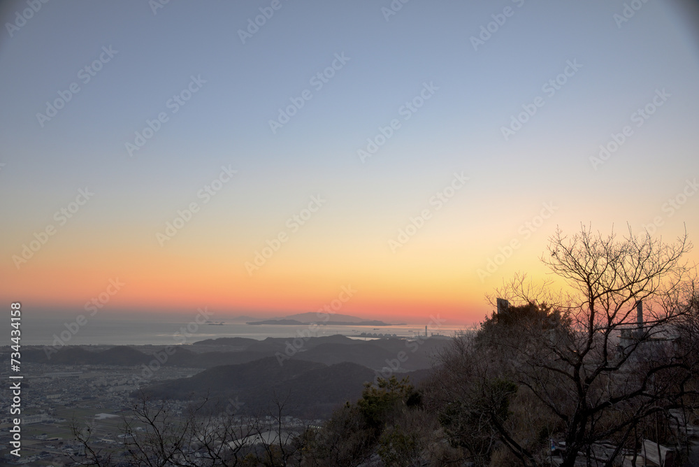 Obraz premium 兵庫県・高砂市高御座山の山頂から冬の午後、霞の風景