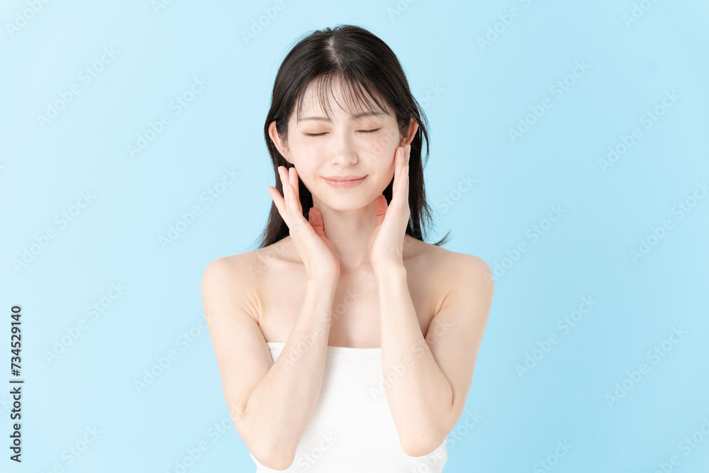 頬を触る女性 頬を触る女性