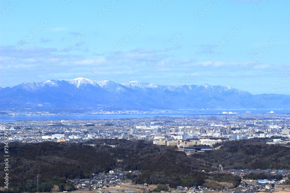 雪化粧の比良山地と琵琶湖岸の街並み 雪化粧の比良山地と琵琶湖岸の街並み