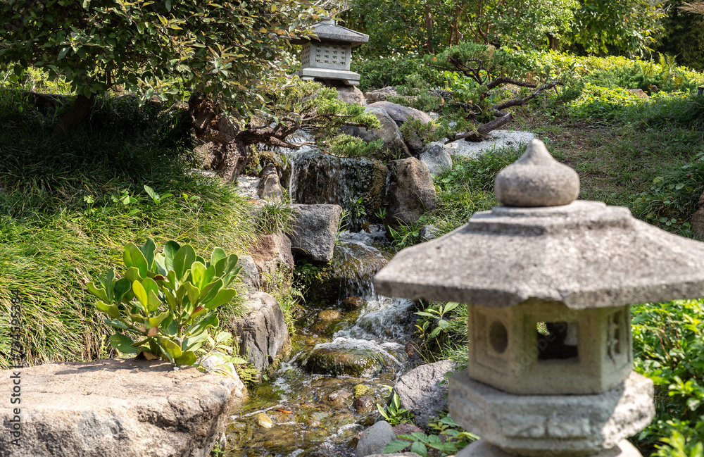 Jardin japones con linternas verticales de piedra gris, kasuga o yukimi Jardin japones con linternas verticales de piedra gris, kasuga o yukimi