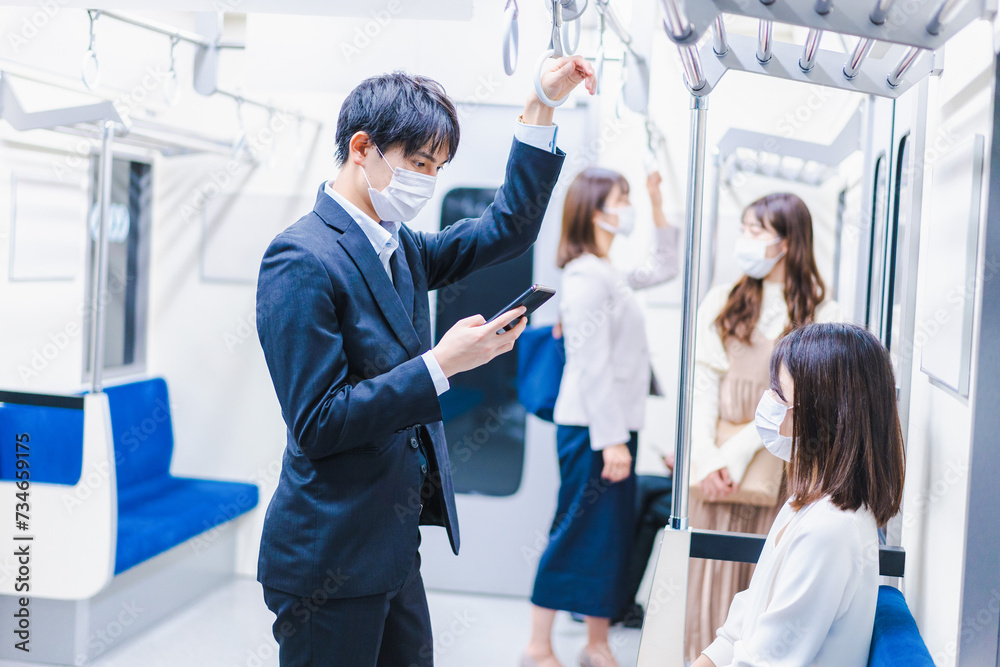 マスクをして電車に乗る人々