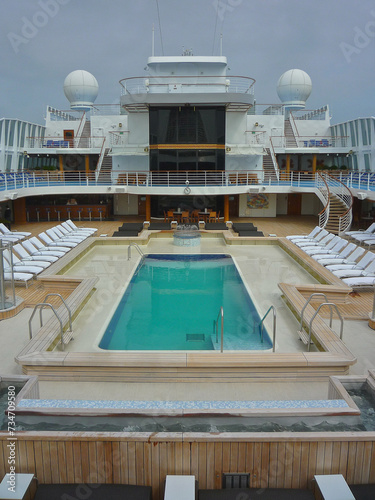 Ruheliegen oder Cabanas auf Sonnendeck von modernem Kreuzfahrtschiff - Sun loungers and deck chairs onboard modern cruiseship cruise ship liner