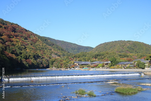 秋の京都嵐山：渡月橋からの風景