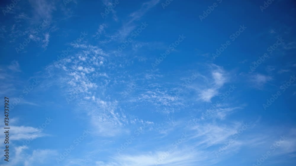 Blauer Himmel an einem sommerlichen Morgen Blauer Himmel an einem sommerlichen Morgen