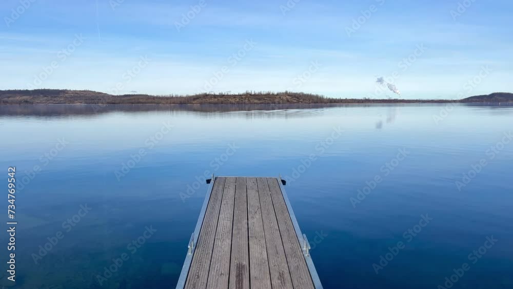 Blauer See unter blauen Himmel