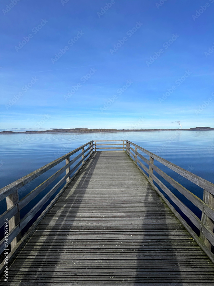 blauer Himmel am See