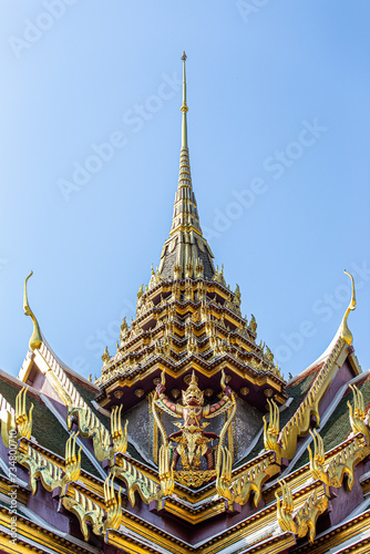 Tour décorée du Grand Palais du roi Rama X à Bangkok en Thaïlande, arborant une statue mi-homme mi-oiseau