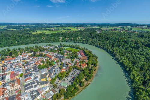 Die Stadt Wasserburg am Inn im Chiemgau von oben, Blick zur Inn-Leite