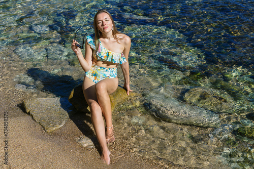 фотографія A radiant image capturing the spirit of summer, as a stunning woman in a chic sw
