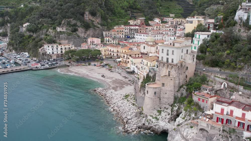drone: vista su Cetara, Amalfi Coast. Salerno, Campania, Italia. Vista su spiaggia e borgo.