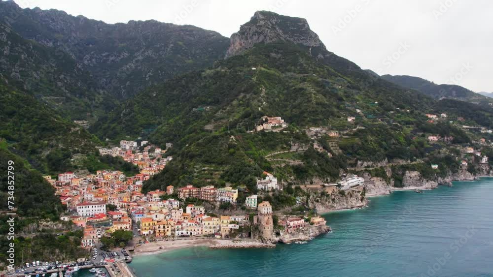 drone:vista su Cetara, Amalfi Coast. Salerno, Campania, Italia. Vista su spiaggia e borgo. drone:vista su Cetara, Amalfi Coast. Salerno, Campania, Italia. Vista su spiaggia e borgo.