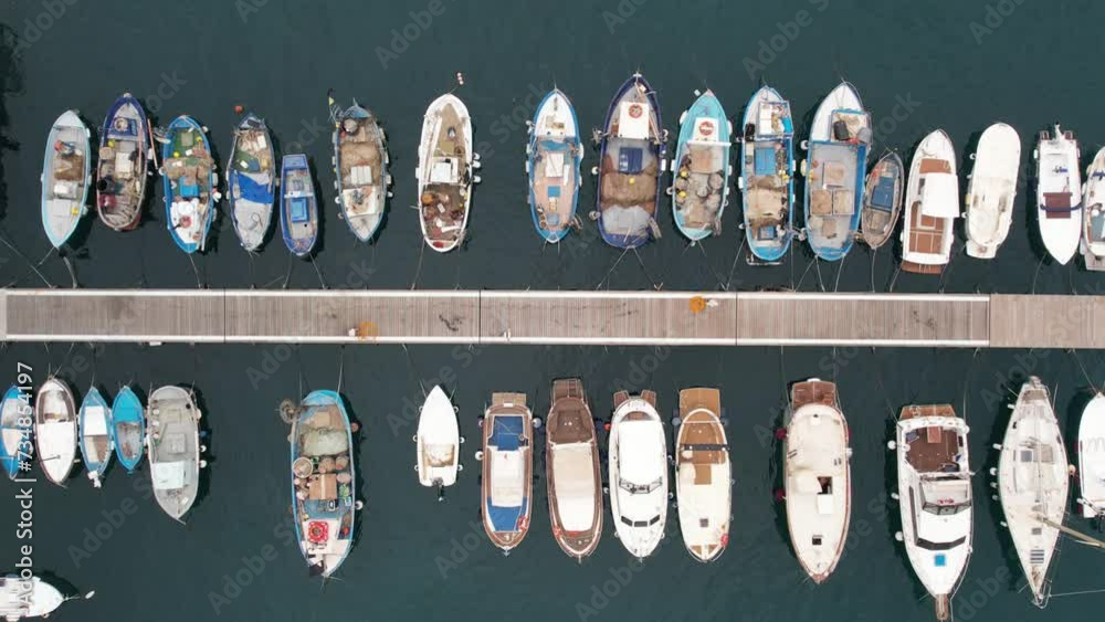 drone, vista dall'alto di piccole barche da pesca in porto.