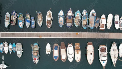 drone, vista dall'alto di piccole barche da pesca in porto. photo