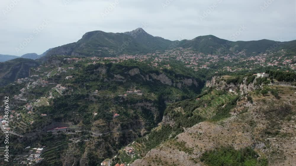 drone: vista dall'alto della Costiera Amalfitana, colline e mare. Panoramica dai monti lattari al mare.
drone: vista dall'alto della Costiera Amalfitana, colline e mare. Panoramica dai monti lattari al mare.