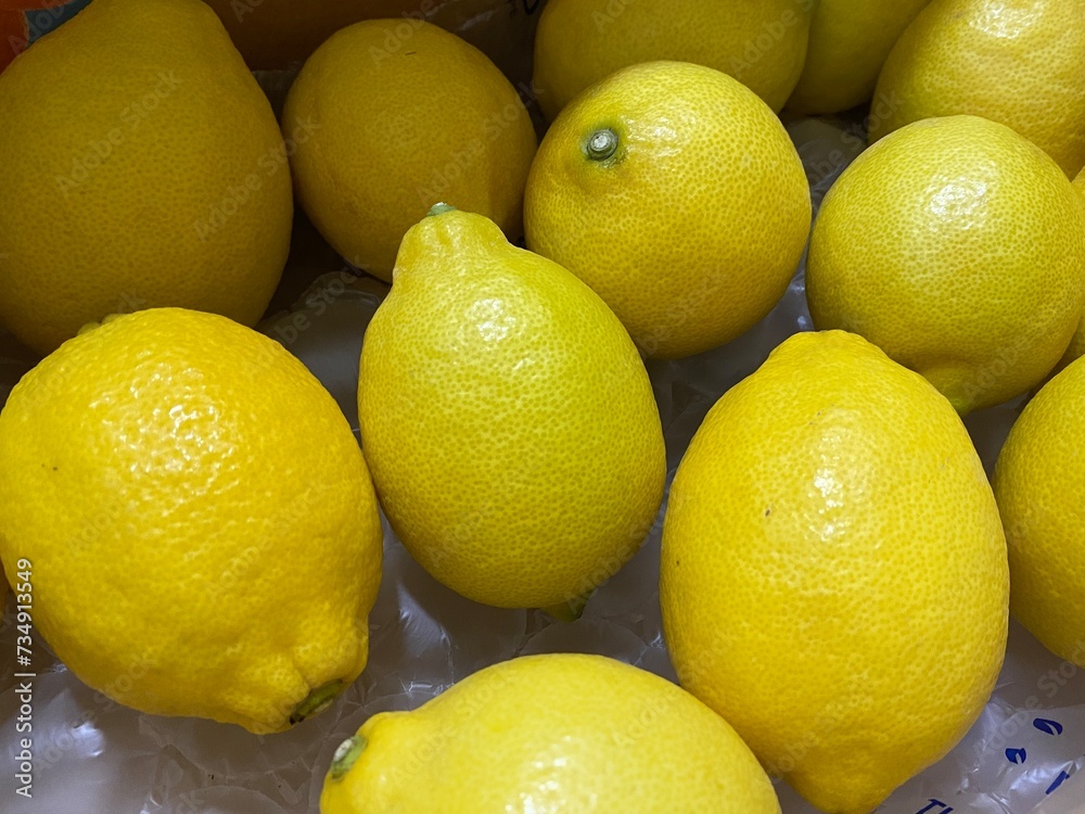 노랗고 예쁜 신선한 레몬