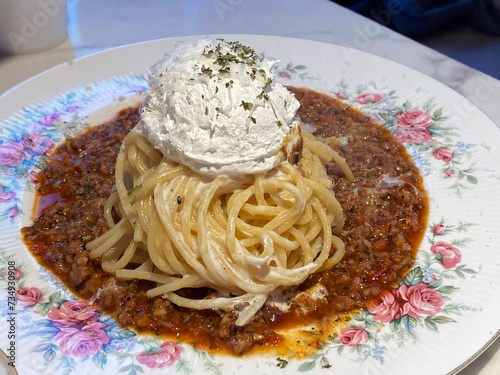 크림이 올라간 맛있는 라구파스타 photo