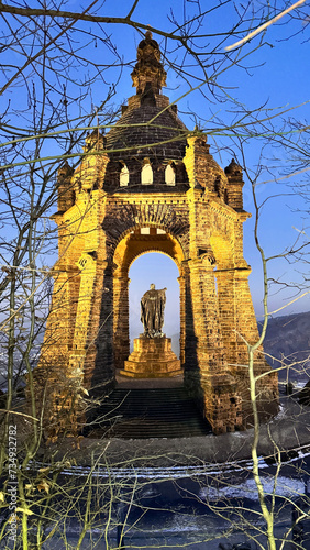 Kaiser Wilhelm Denkmal in Porta Westfalica in der frühen Dämmerung von Licht Strahlern erhellt