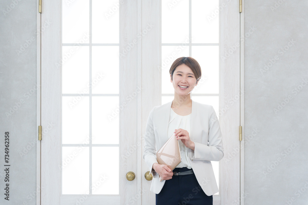 ノートパソコンを持つビジネスウーマン