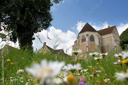 Kirche Saint-Aventin in Mélisey, Bourgogne, Rückensicht mit Wiese photo