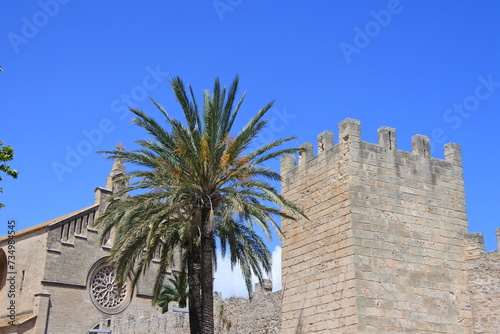 Stadtmauer mit Kirche von Alcúdia photo