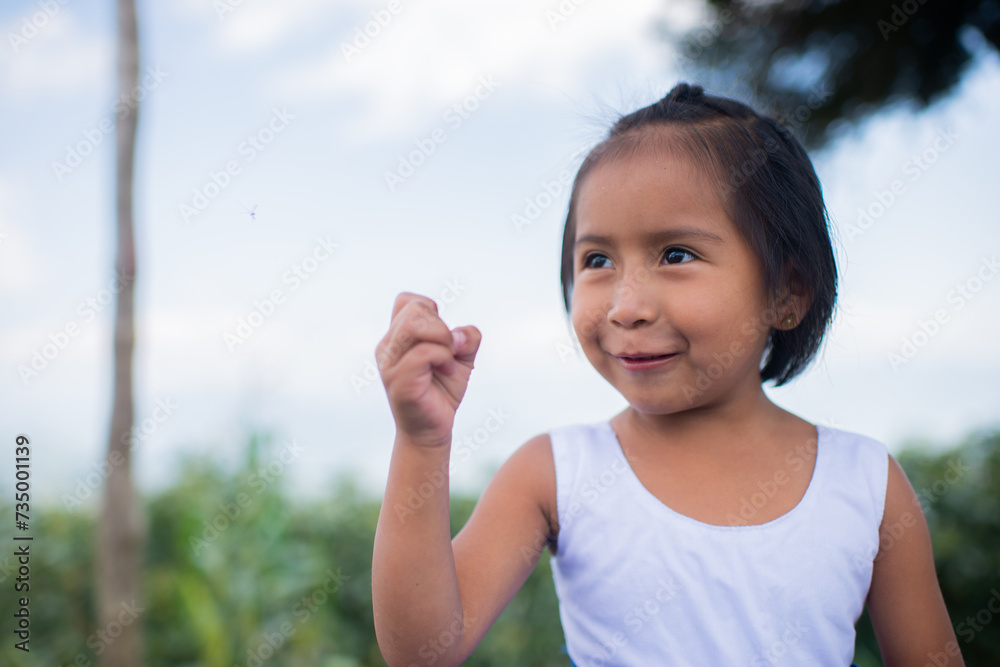 retrato de niña indigena alegre al aire libre 