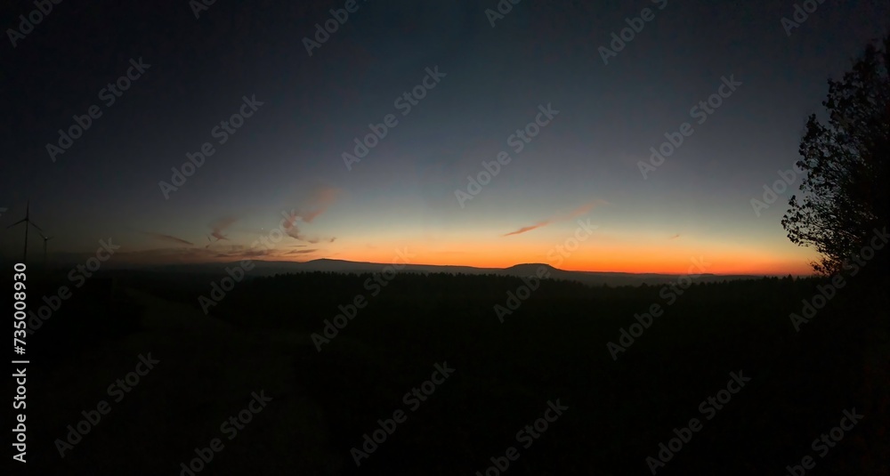 Der Bärenstein im Erzgebirge in der Abenddämmerung