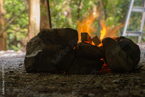キャンプ場での焚き火