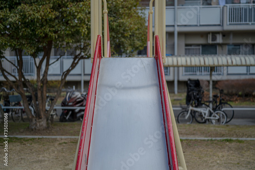 公園にある古びたすべり台