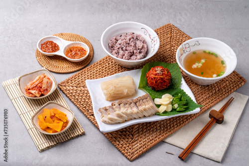 Pork, boiled pork, bossam, skate, pork belly, kimchi, samhap, set menu, noodles, tofu, Korean food, side dishes,