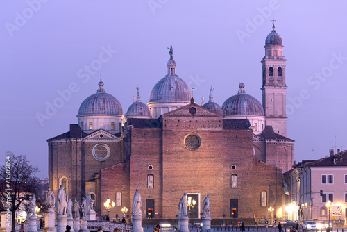 La Basilica Santa giustina di Padova, Italia photo