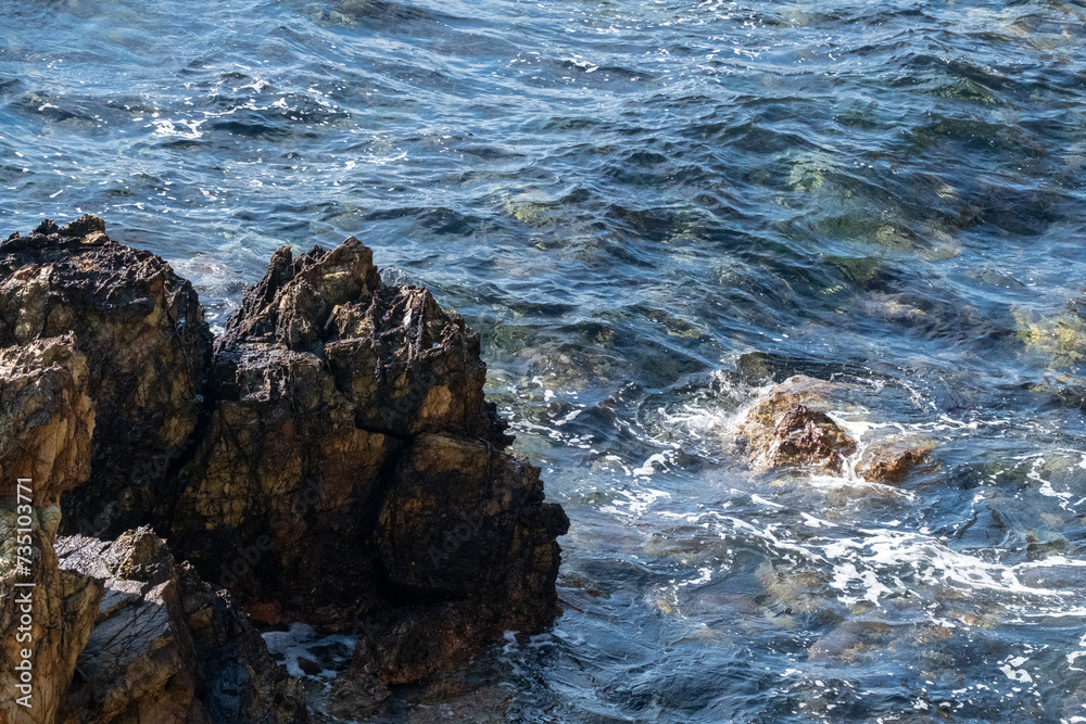 Naklejka premium waves on the rocks