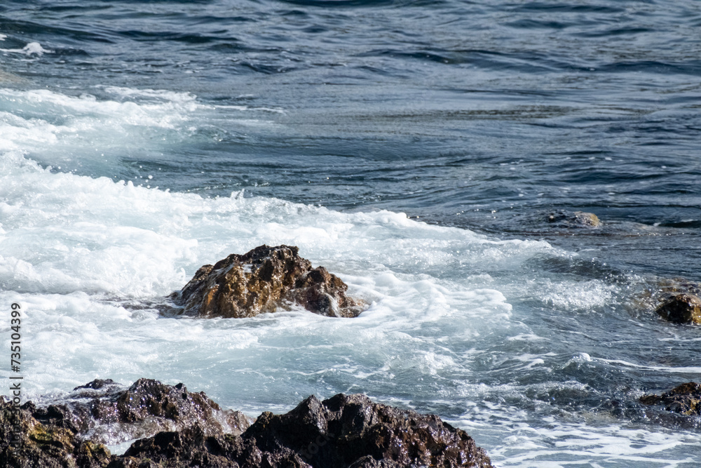 Naklejka premium waves on the rocks