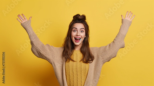 Retrato de uma jovem surpresa em um fundo amarelo com espaço de cópia